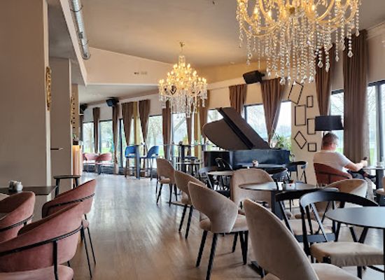 croatia/zagreb/jarun-lake/bar/chic-bar-more