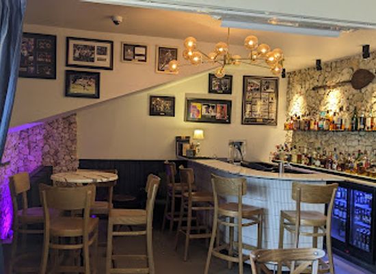 fiji/mamanuca-islands/bar/momos-tavern