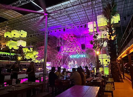 cambodia/phnom-penh/toul-tom-poung/bar/kombang-pub-and-eatery