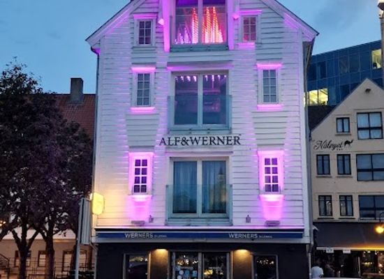 norway/lysefjord/bar/werners-dilemma