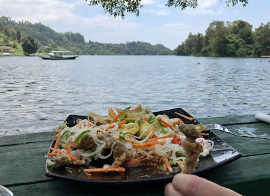 rwanda/karongi/bar/golf-lake-beach