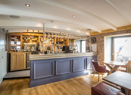 guernsey/l-ancresse-bay/bar/ship-crown