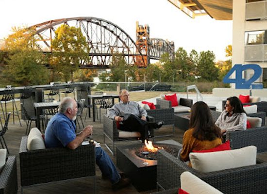 arkansas/little-rock/bar/42-bar-and-table