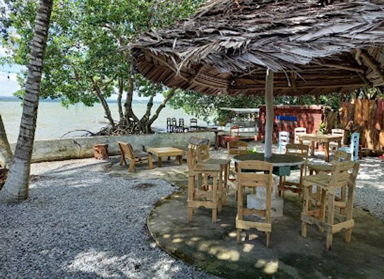guatemala/puerto-barrios/bar/ocean-side-grill