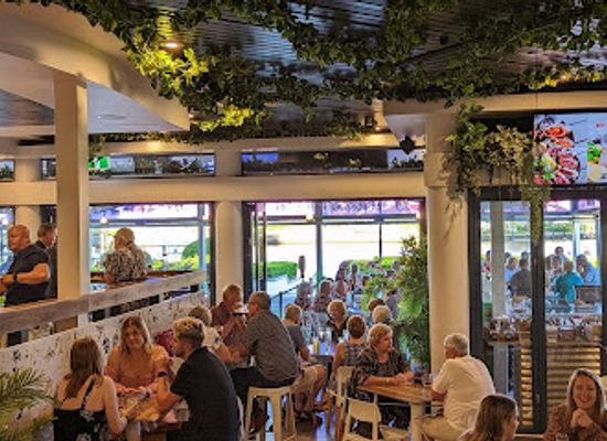australia/brisbane/kangaroo-point/bar/the-lawn-bar-cafe