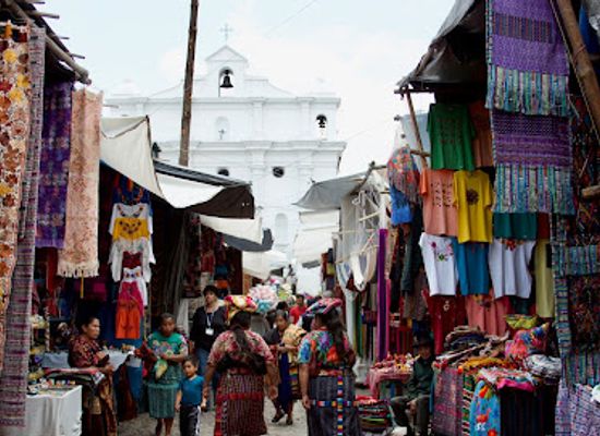 guatemala/chichicastenango-market/bar/iglesia-de-santo-tomas