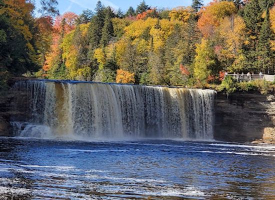 michigan/tahquamenon-falls-state-park/bar/tahquamenon-upper-falls