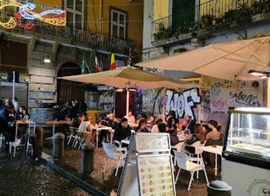 italy/naples/spaccanapoli/bar/decuman-drink-food-beer