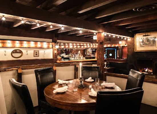 massachusetts/berkshires/bar/the-stagecoach-tavern-at-race-brook-lodge