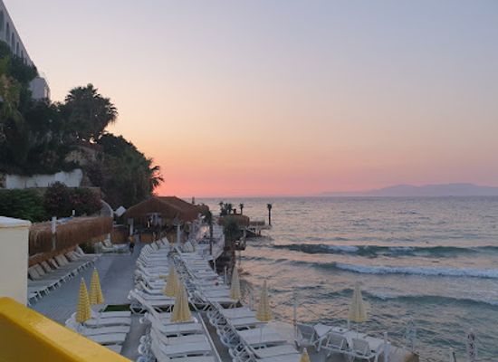 turkiye/kusadasi/ladies-beach/bar/tren-beach-kusadasi