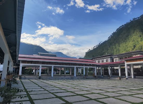 bhutan/lhuntse/bar/kaja-throm