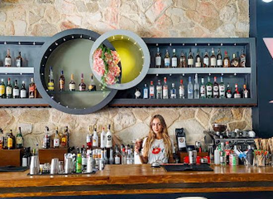 greece/chania/bar/red-lips