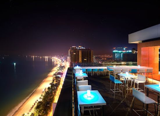 vietnam/nha-trang/tran-phu-beach/bar/altitude-rooftop-bar