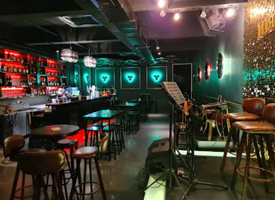 malaysia/selangor/bar/the-mirror-bar