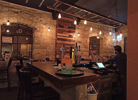 israel/galilee-region/bar/the-red-lady
