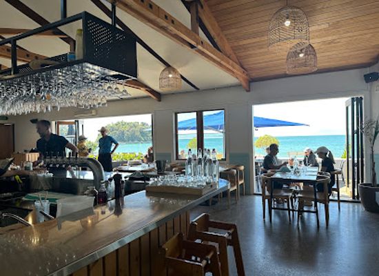 new-zealand/abel-tasman-national-park/bar/waterfront