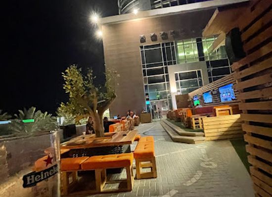 qatar/doha/bar/shots-sports-bar