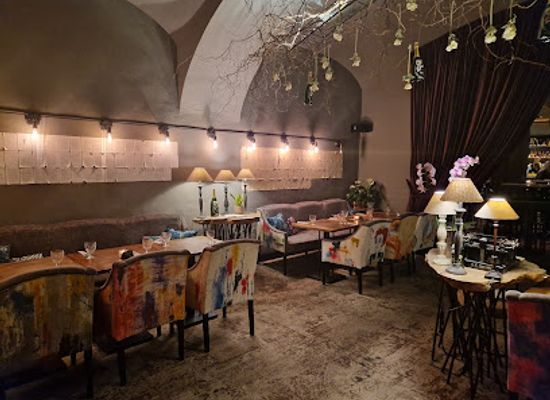 czechia/ceske-budejovice/bar/poetic-cocktail-bar-zluta-ponorka
