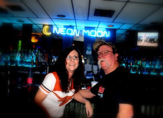 texas/permian-basin/bar/neon-moon-karaoke-lounge
