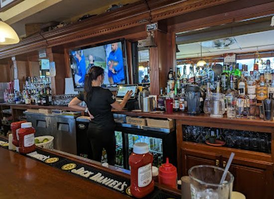 massachusetts/hyannis/bar/dj-s-family-sports-pub