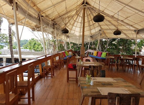indonesia/komodo-national-park/bar/atlantis-beach-club