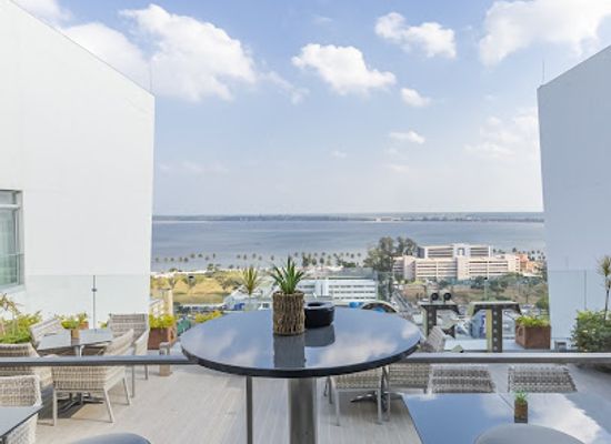 mozambique/makonde-plateau/bar/melia-maputo-sky