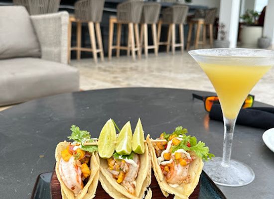belize/the-cayes/bar/vista-rooftop-pool-lounge