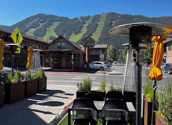 wyoming/bridger-teton-national-forest/bar/gather-in-jackson-hole-for-food-drink