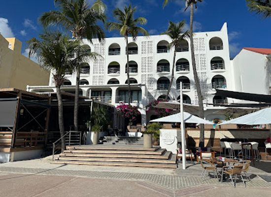 sint-maarten/dawn-beach/bar/taloula-mango-s-blue-bitch-bar