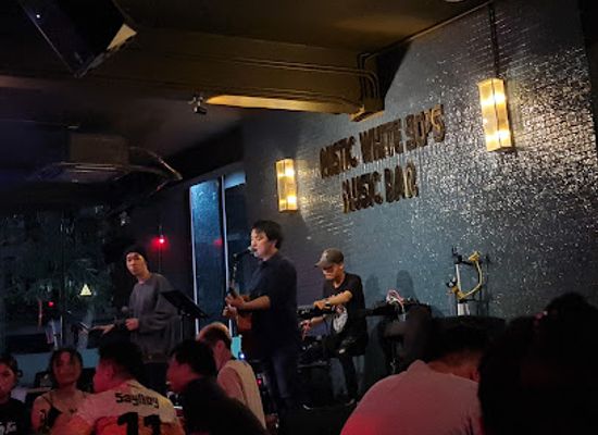 laos/vientiane/sisattanak/bar/rustic-white-90-s-music-bar