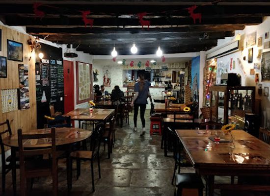 portugal/lisbon/alfama/bar/madeira-pura-poncha-house