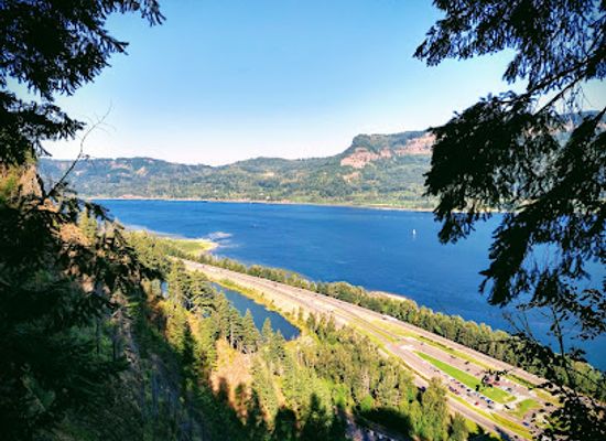 washington/columbia-river-gorge/bar/multnomah-falls-lodge