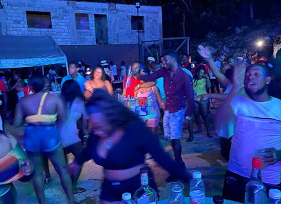 jamaica/cockpit-country/bar/solid-rock-sports-bar-lounge