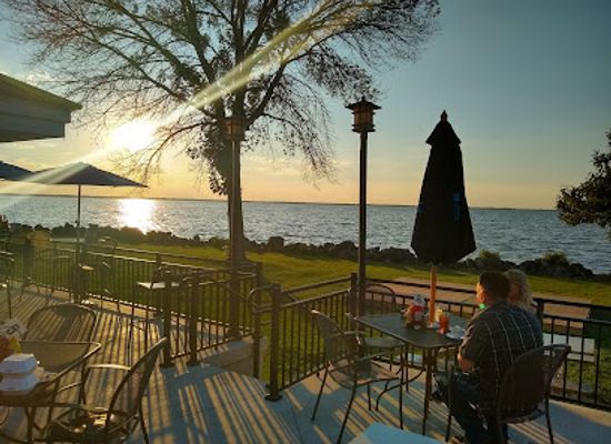 wisconsin/lake-winnebago-region/bar/sunset-on-the-water