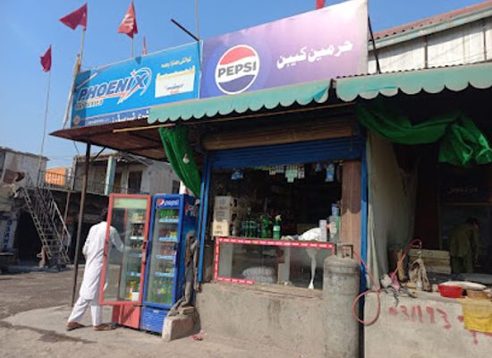 pakistan/peshawar/qissa-khwani-bazaar/bar/harmain-cabin