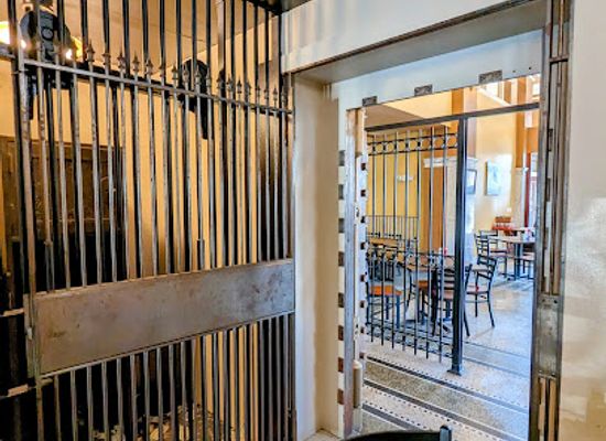illinois/ferne-clyffe-state-park/bar/the-vault-cafe-on-the-square