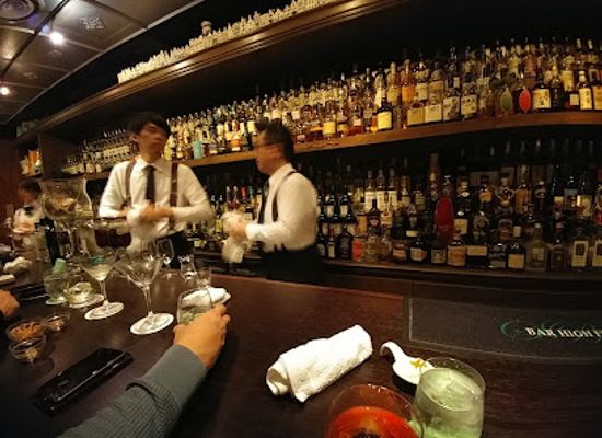 japan/dewa/bar/high-five