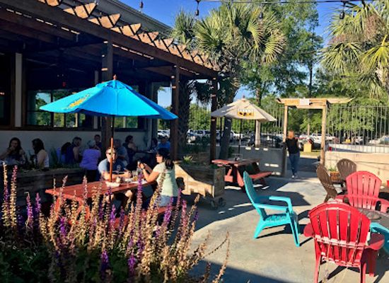 south-carolina/folly-beach/bar/fam-s-brewing-co-featuring-famulari-s-pizzeria
