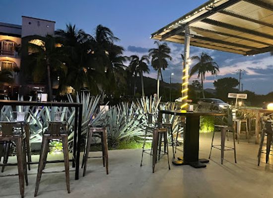 mexico/huatulco/bar/la-incondicional-mezcala-y-cheleria