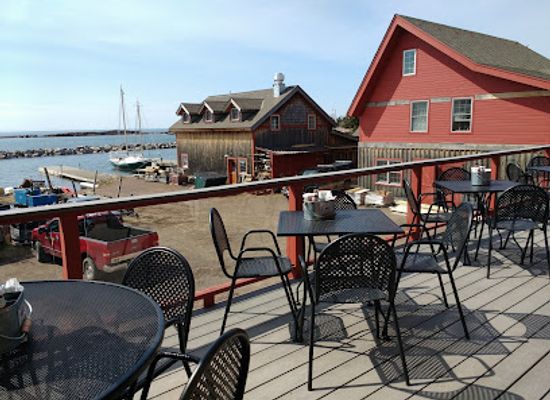 minnesota/grand-marais/bar/the-fisherman-s-daughter-at-dockside-fish-market