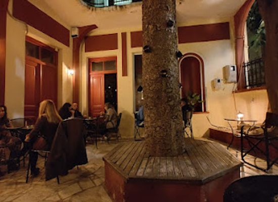 greece/heraklion/old-town/bar/guernica