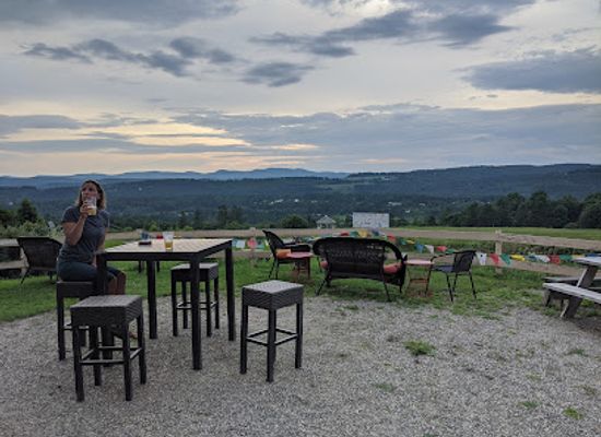vermont/caledonia-county/bar/the-hub-trailside