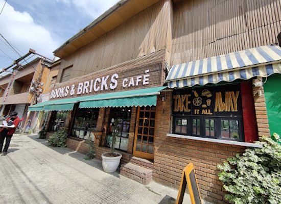 india/kashmir-valley/bar/books-bricks-cafe
