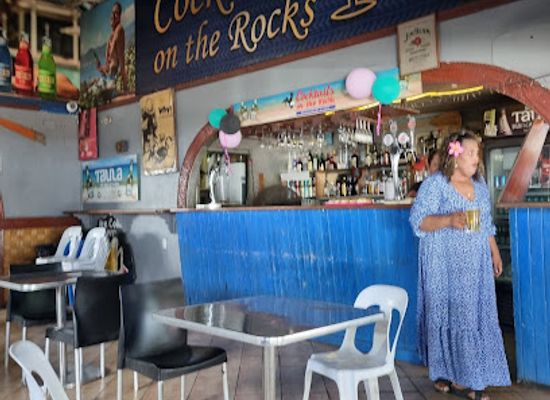 samoa/mulifanua/bar/cocktails-on-the-rocks