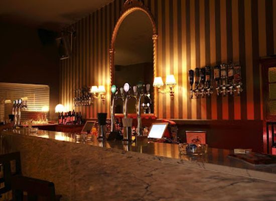 portugal/porto/bar/book-house