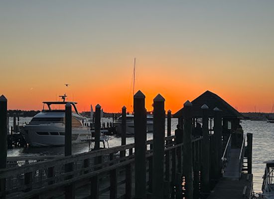 rhode-island/newport-coastline/bar/smugglers-waterfront-bar