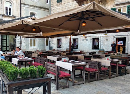 montenegro/lovcen-national-park/bar/the-square-pub