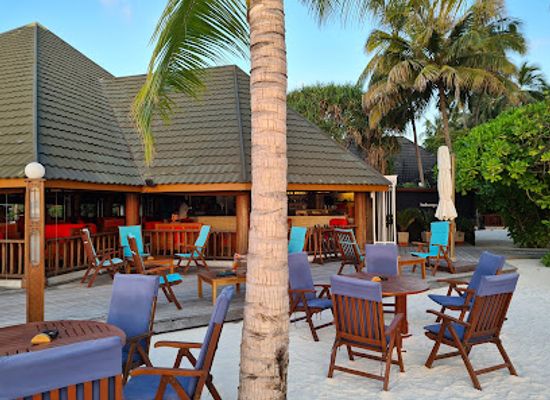 maldives/veligandu-island/bar/hulhangu-captain-s-bar-main-bar