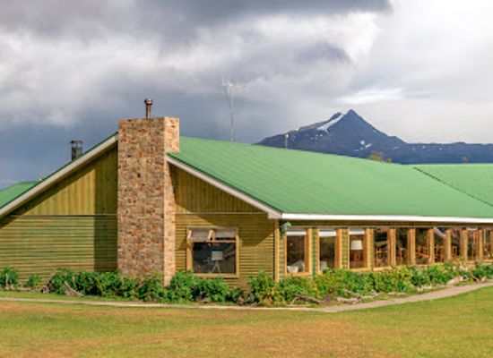 argentina/southern-patagonia/bar/hotel-del-paine