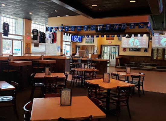 virginia/great-dismal-swamp-national-wildlife-refuge/bar/woody-s-raw-bar-grill